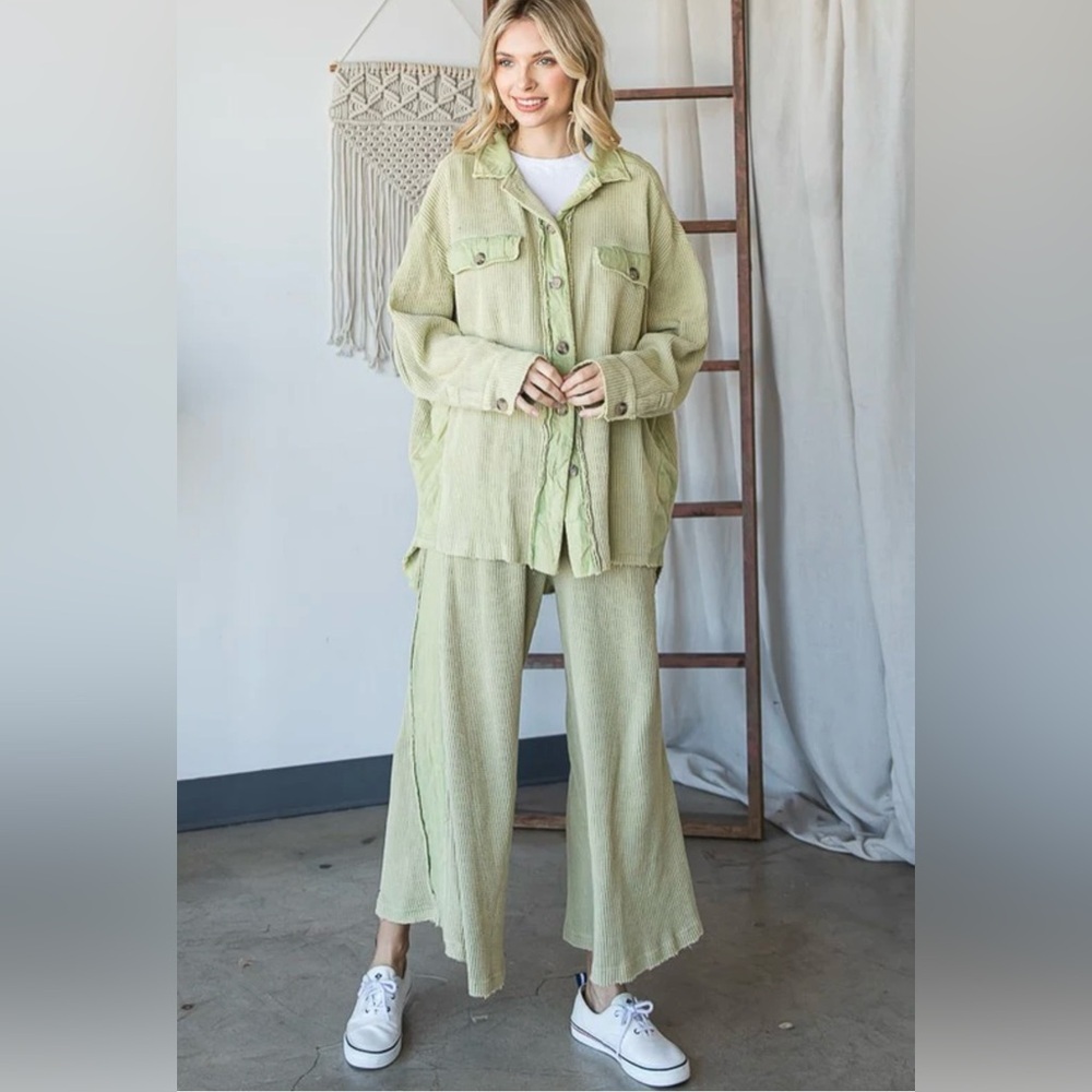 Oli & Hali ELASTIC WAIST BAND WIDE LEG CROPPED PANTS. Matching top in closet
